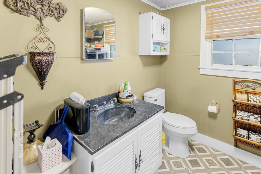 More Photos Of 223 Helm St, Elizabethtown General Retail For Sale