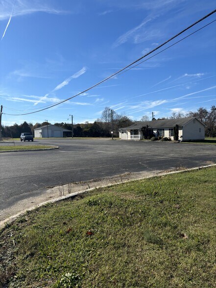 More Photos Of 2527 Main St, Hurt Flex For Sale