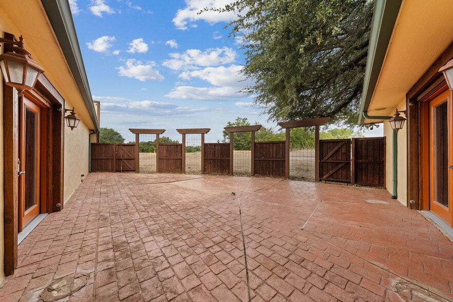 More Photos Of 6401 Rock Creek Rd, Waco Freestanding For Sale