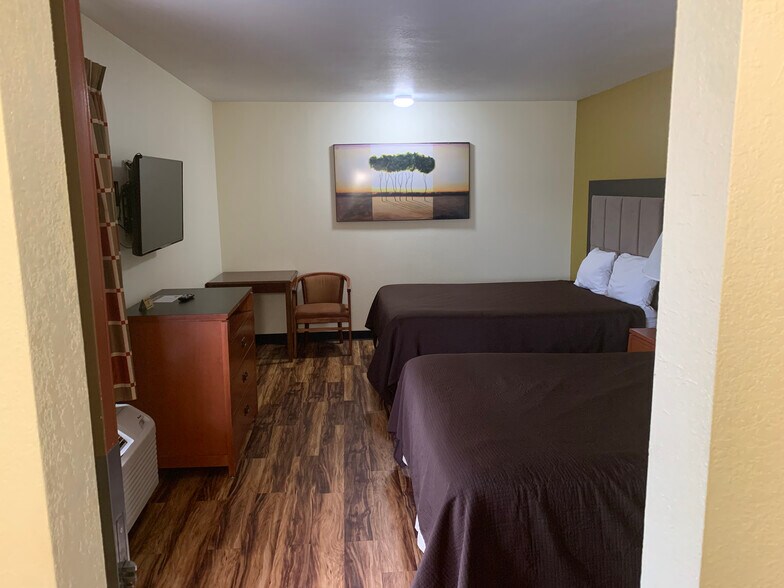 More Photos Of 14 N State St, Iola Hotel For Sale