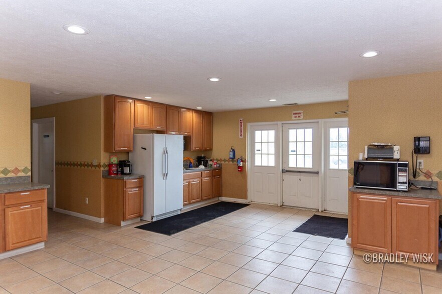 More Photos Of 581 Ottawa Ave, Holland Light Distribution For Sale