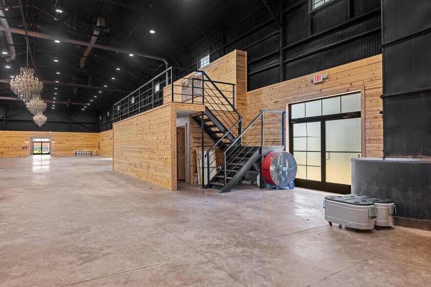 More Photos Of 151 5th St st, Honey Grove Flex For Sale