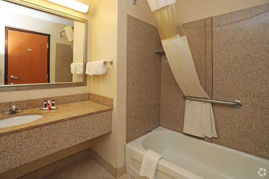 More Photos Of 127 Ontario Dr, Mount Hope Hotel For Sale