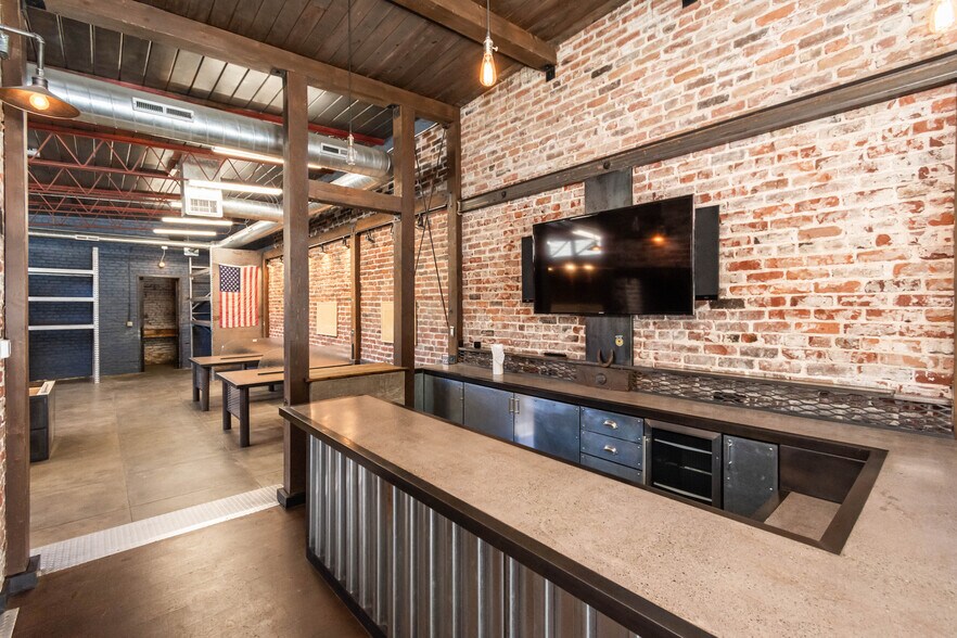 More Photos Of 453 Lincoln Blvd, Lincoln Freestanding For Sale
