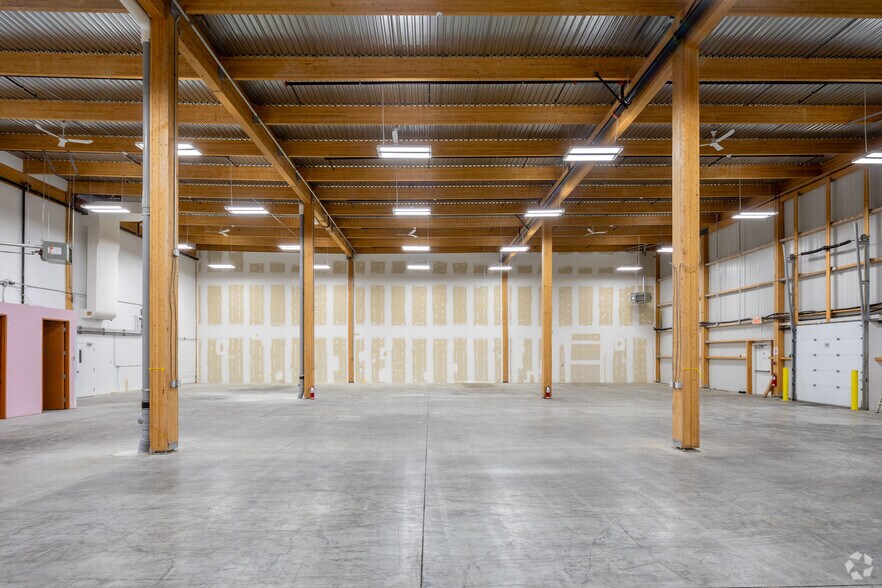 More Photos Of 1400-1460 Boul De L'innovation, Bromont Industrial For Lease