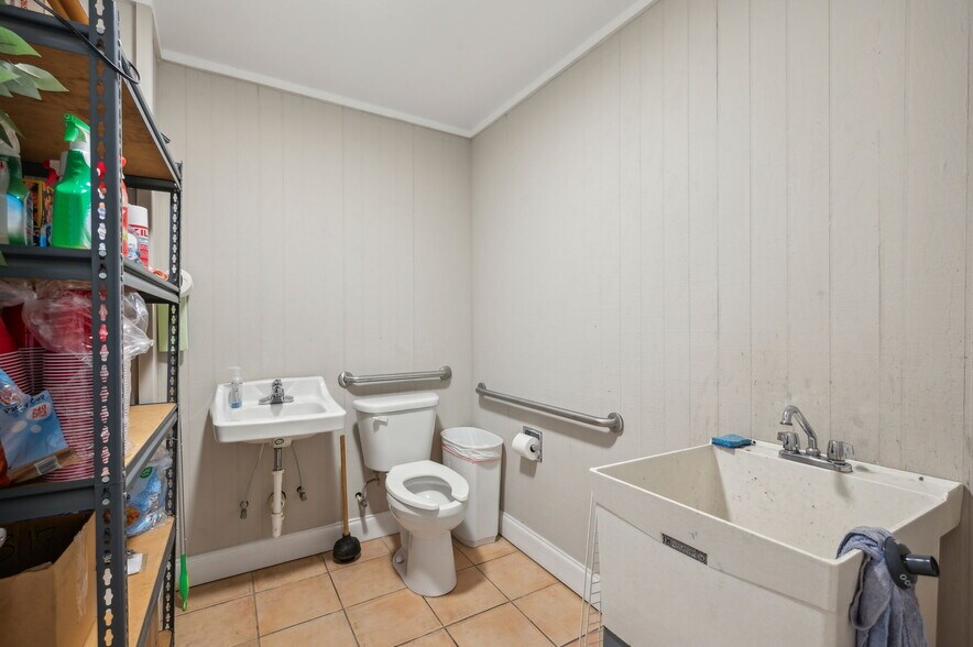 More Photos Of 4228 Main St, Oakwood Showroom For Lease