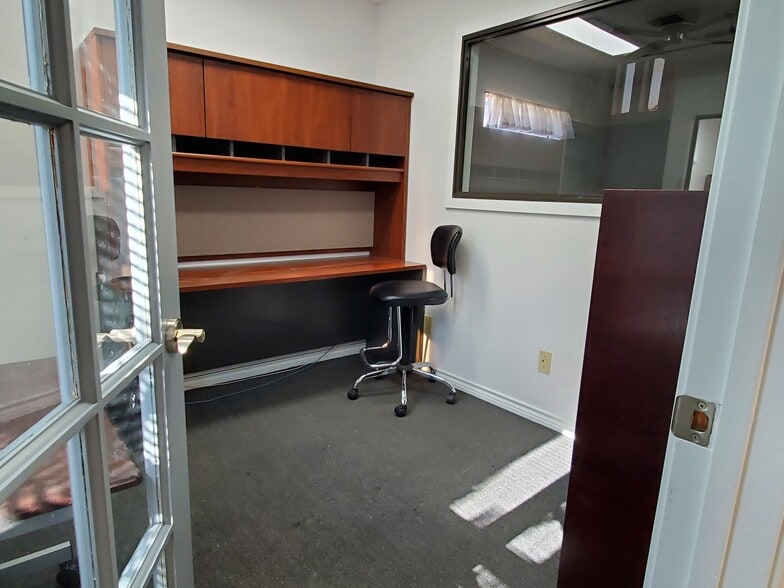 More Photos Of 2409 Maxwell Ln, Deer Park Office For Lease