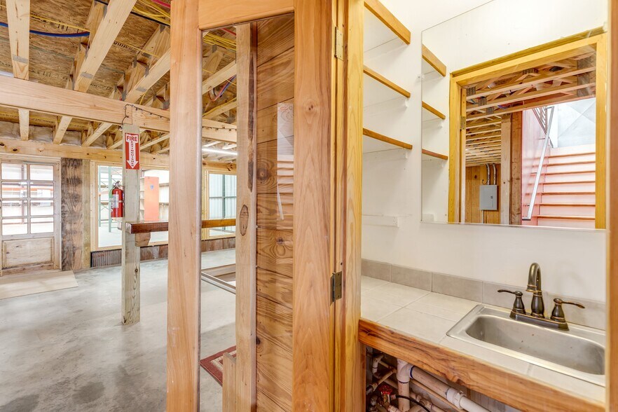 More Photos Of 1374 State Hwy 71, Bastrop Flex For Lease