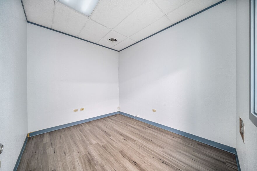 More Photos Of 201 W Poplar St, San Antonio Medical For Sale