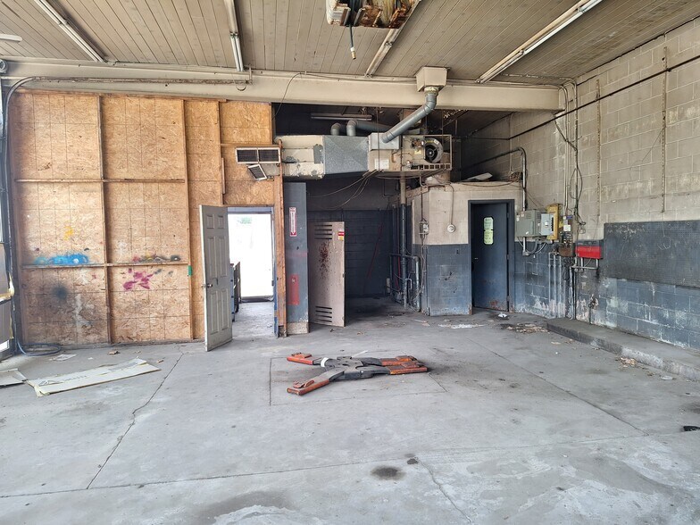 More Photos Of 1000 E Market St, Crawfordsville Convenience Store For Sale