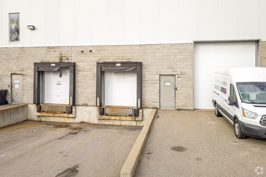 More Photos Of 9233-9245 Rue Thimens, Montréal Light Distribution For Lease