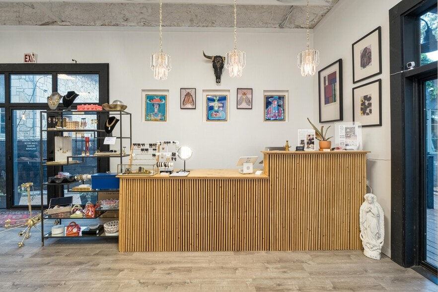 More Photos Of 330 W Mercer St, Dripping Springs Freestanding For Lease