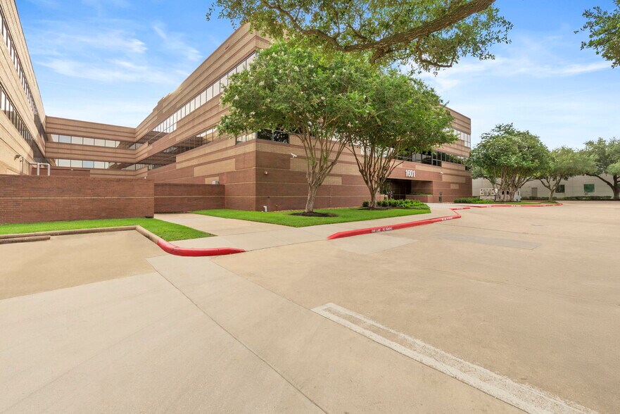 More Photos Of 1601 Industrial Blvd, Sugar Land Medical For Lease