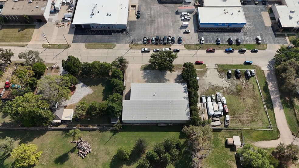 More Photos Of 1637 S Baehr St, Wichita Warehouse For Sale
