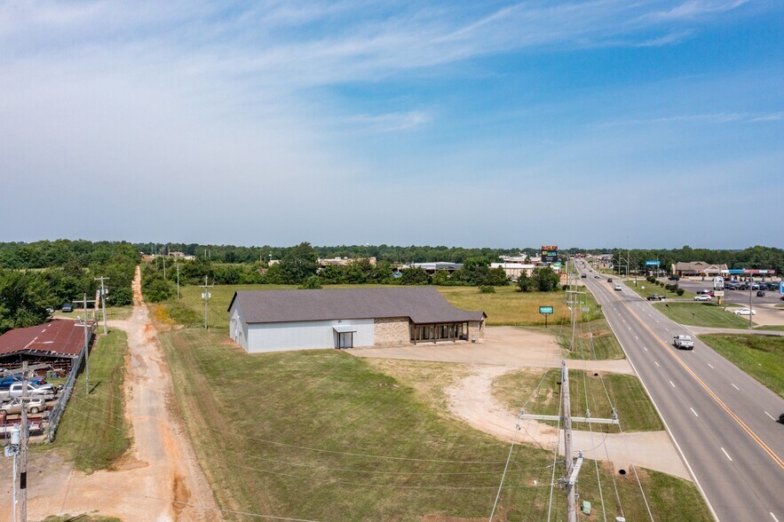 More Photos Of 1910 E Jackson St, Hugo Freestanding For Sale