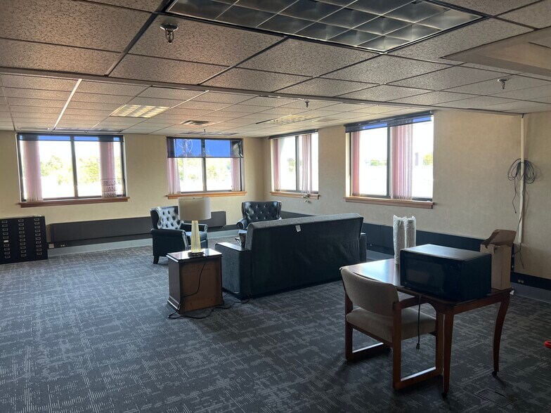 More Photos Of 136 Center St, Old Town Office For Sale