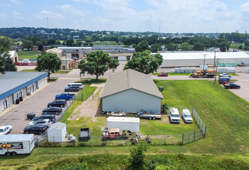 More Photos Of 1814 W 50th St, Sioux Falls Light Distribution For Lease