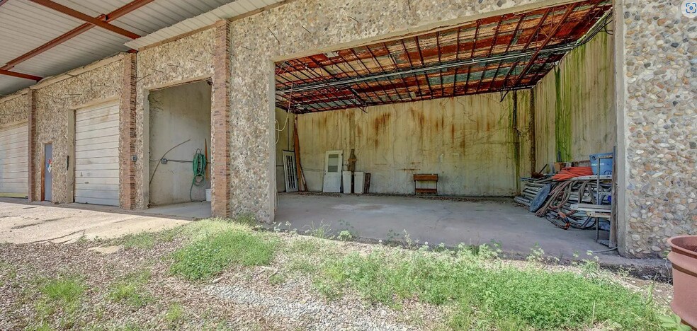 More Photos Of 1605 E Avenue A, Hooks Warehouse For Sale