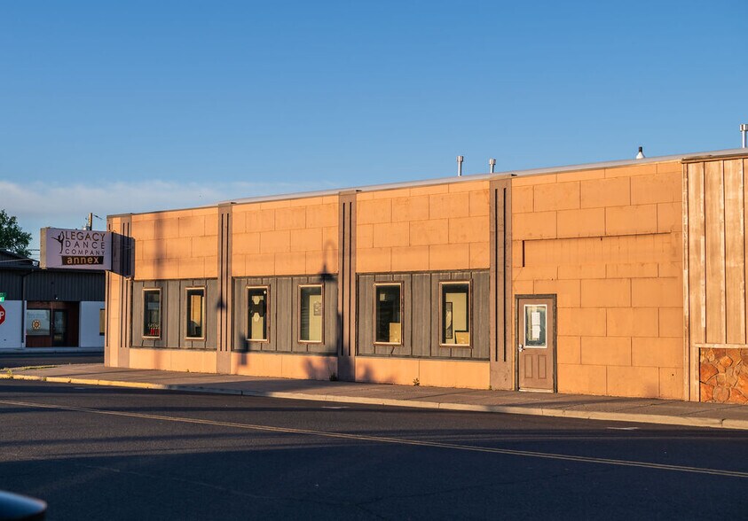 More Photos Of 394 NE Belknap St, Prineville General Retail For Sale