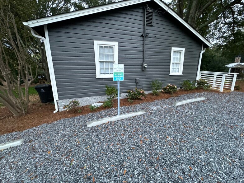 More Photos Of 41 Woodstock Rd, Roswell Office For Lease