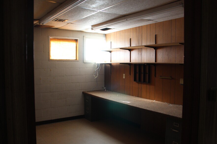 More Photos Of 814 9th St, Woodward Office For Sale