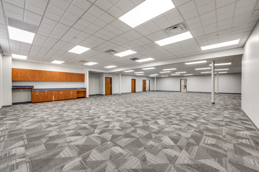 More Photos Of 10105 W Technology Blvd, Dallas Industrial For Sale