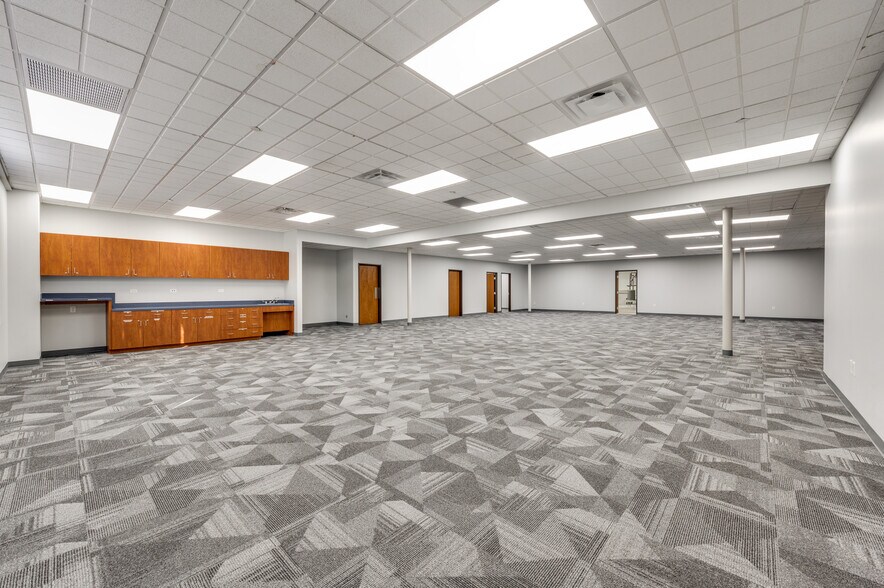More Photos Of 10105 W Technology Blvd, Dallas Unknown For Lease