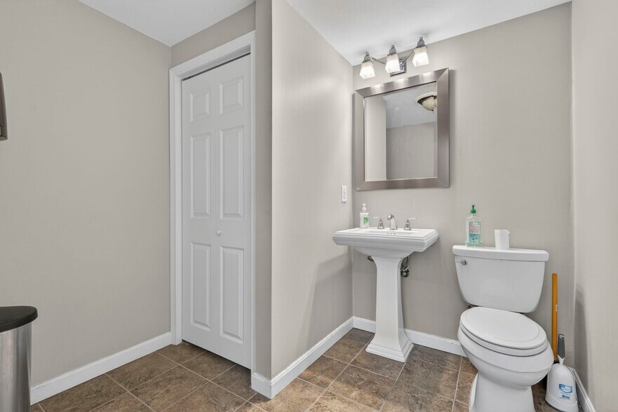 More Photos Of 113 Lafayette Rd, Hampton Falls Light Manufacturing For Lease