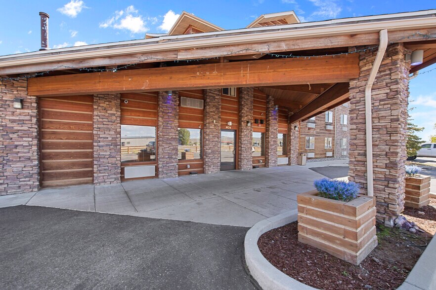 More Photos Of 1424 W Pine St, Pinedale Hotel For Sale