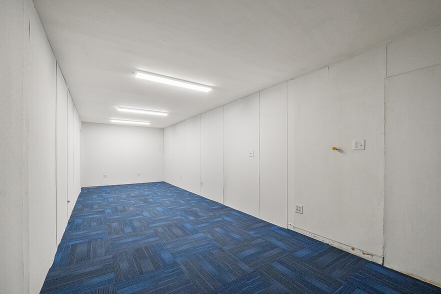 More Photos Of 2613-2617 Executive Point Dr, Monroe Showroom For Lease