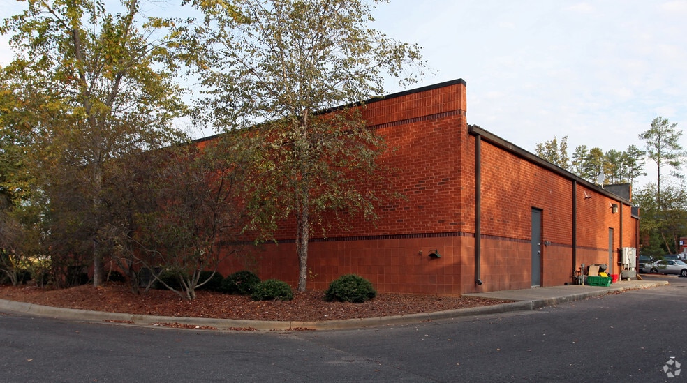 More Photos Of 1376-1380 NW Maynard Rd, Cary Auto Repair For Sale