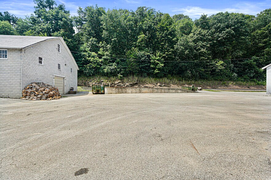 More Photos Of 8106 Intersection Rd, Glen Rock Warehouse For Lease