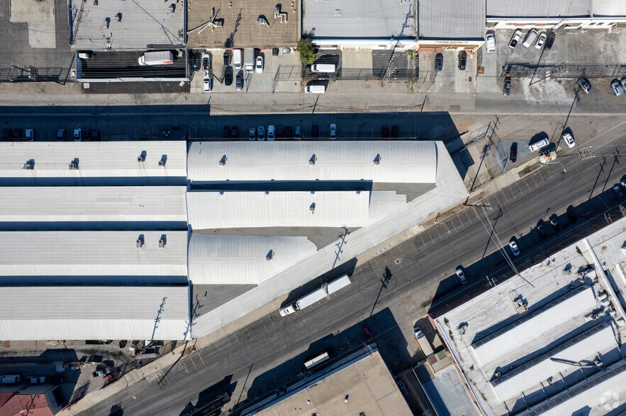 More Photos Of 3040 E 12th St, Los Angeles Warehouse For Lease