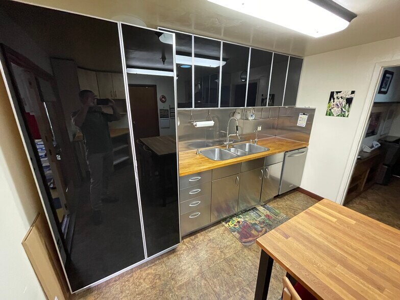 More Photos Of 21562-21592 Surveyor Cir, Huntington Beach Warehouse For Lease