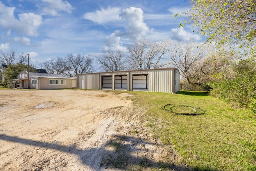 More Photos Of 713 N Riedel St, Yorktown Office For Sale
