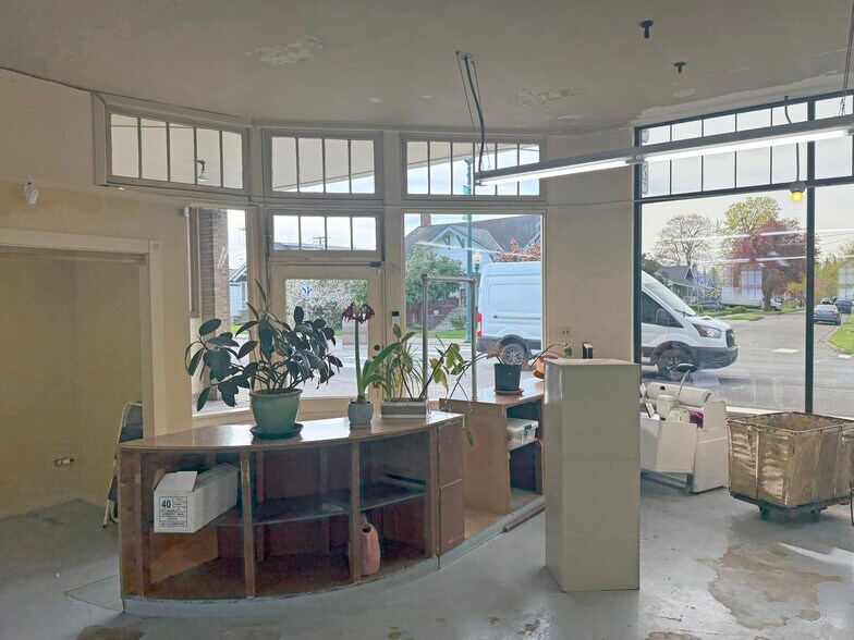 More Photos Of 1229 Main St, Sumner Freestanding For Sale