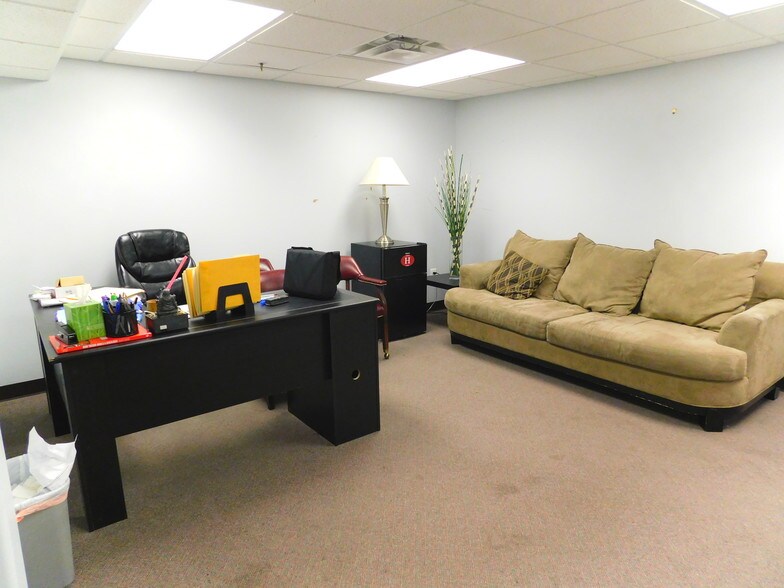 More Photos Of 672 E Union Sq, Sandy Storefront Retail Office For Lease