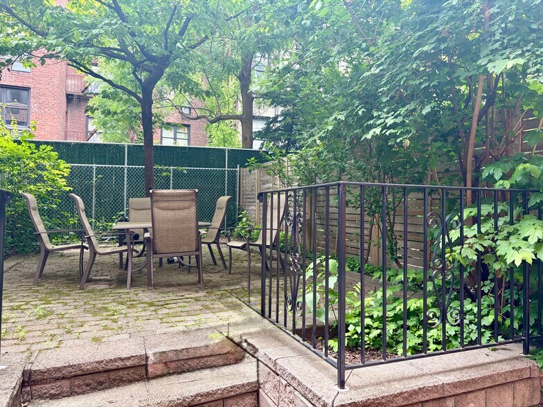 More Photos Of 220 E 30th St, New York General Retail For Lease