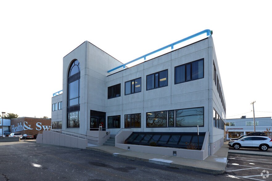 More Photos Of 11 Vanderbilt Ave, Norwood Office For Lease