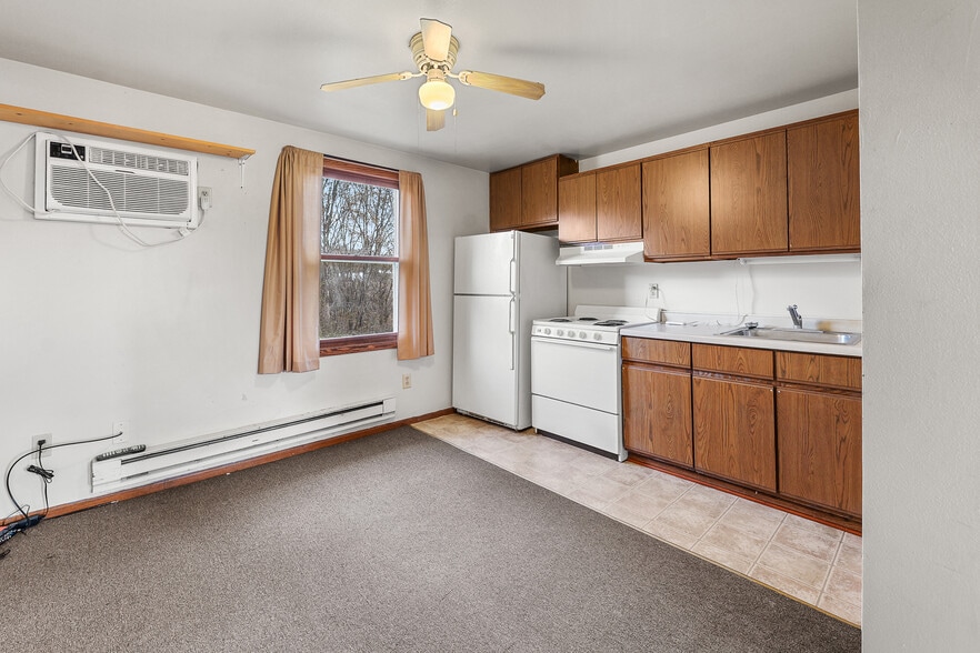 More Photos Of 4991 Arthur Rd, Slinger Hotel For Sale