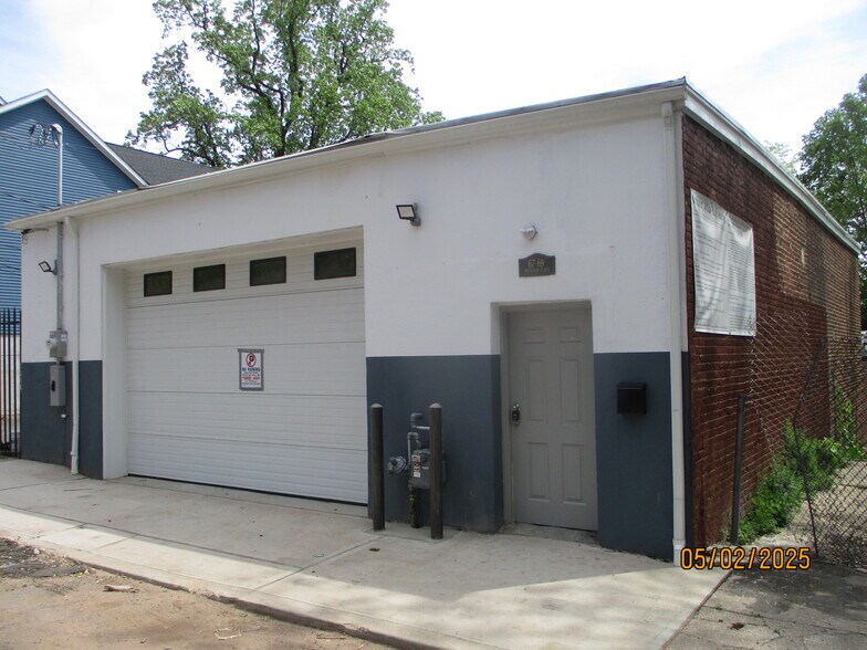 More Photos Of 67 Woodside Pl, Newark Flex For Lease