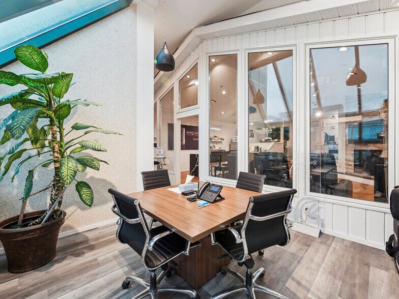 More Photos Of 175 W Beaver Creek Rd, Richmond Hill Light Distribution For Sale