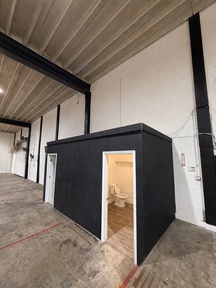 More Photos Of 11441 SW 208th Dr, Miami Warehouse For Lease