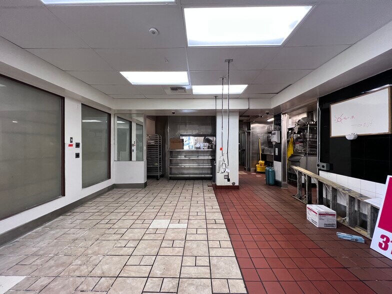 More Photos Of 10975 Weyburn Ave, Los Angeles Restaurant For Lease