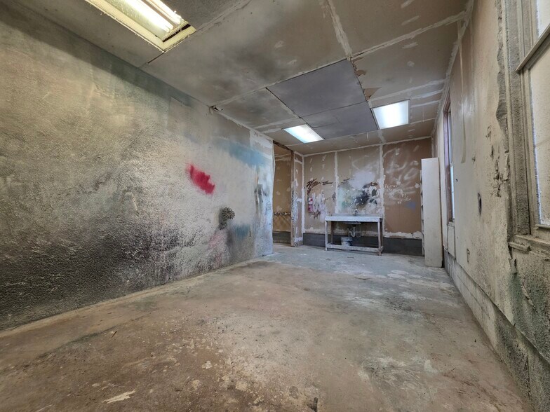 More Photos Of 2034 W 5th St, Washington Showroom For Sale