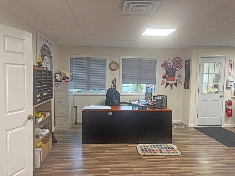 More Photos Of 270 West Rd, Portsmouth Warehouse For Lease