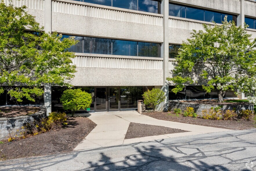 More Photos Of 125 N Executive Dr, Brookfield Office For Lease