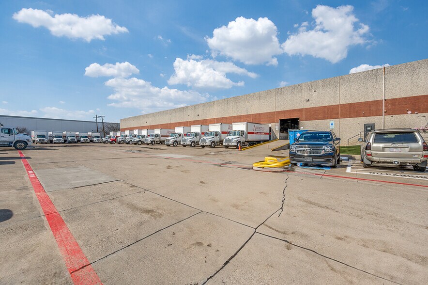 More Photos Of 13780 Benchmark Dr, Farmers Branch Distribution For Lease