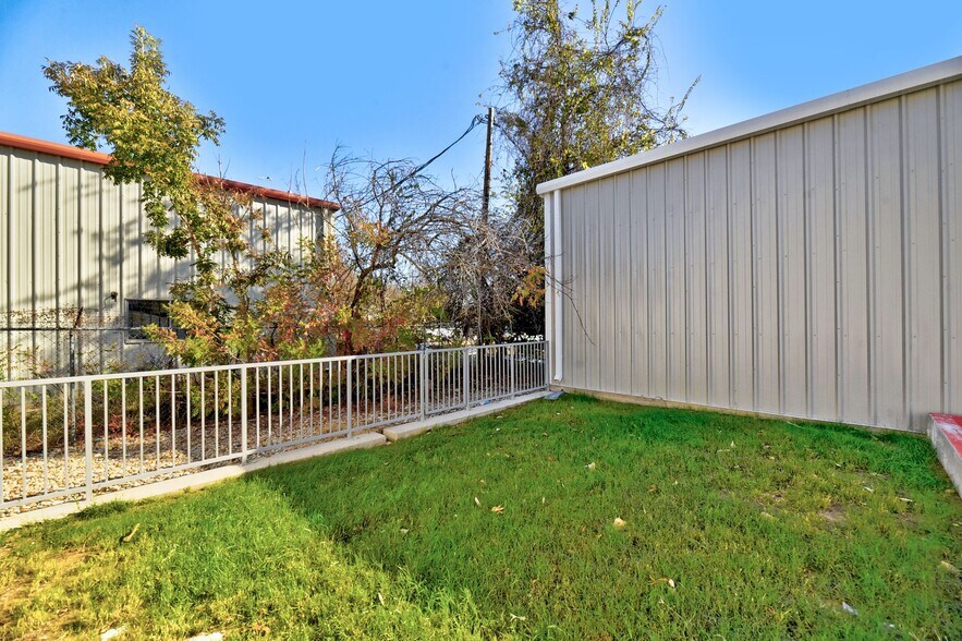 More Photos Of 11215 Conroy Ln, Austin Showroom For Lease
