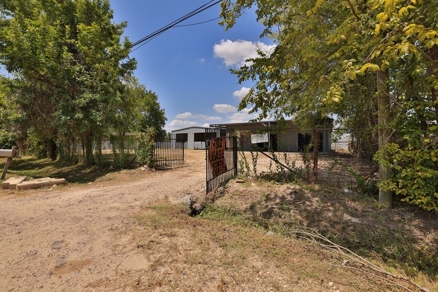 More Photos Of 1929 Havner Ln, Houston Warehouse For Sale